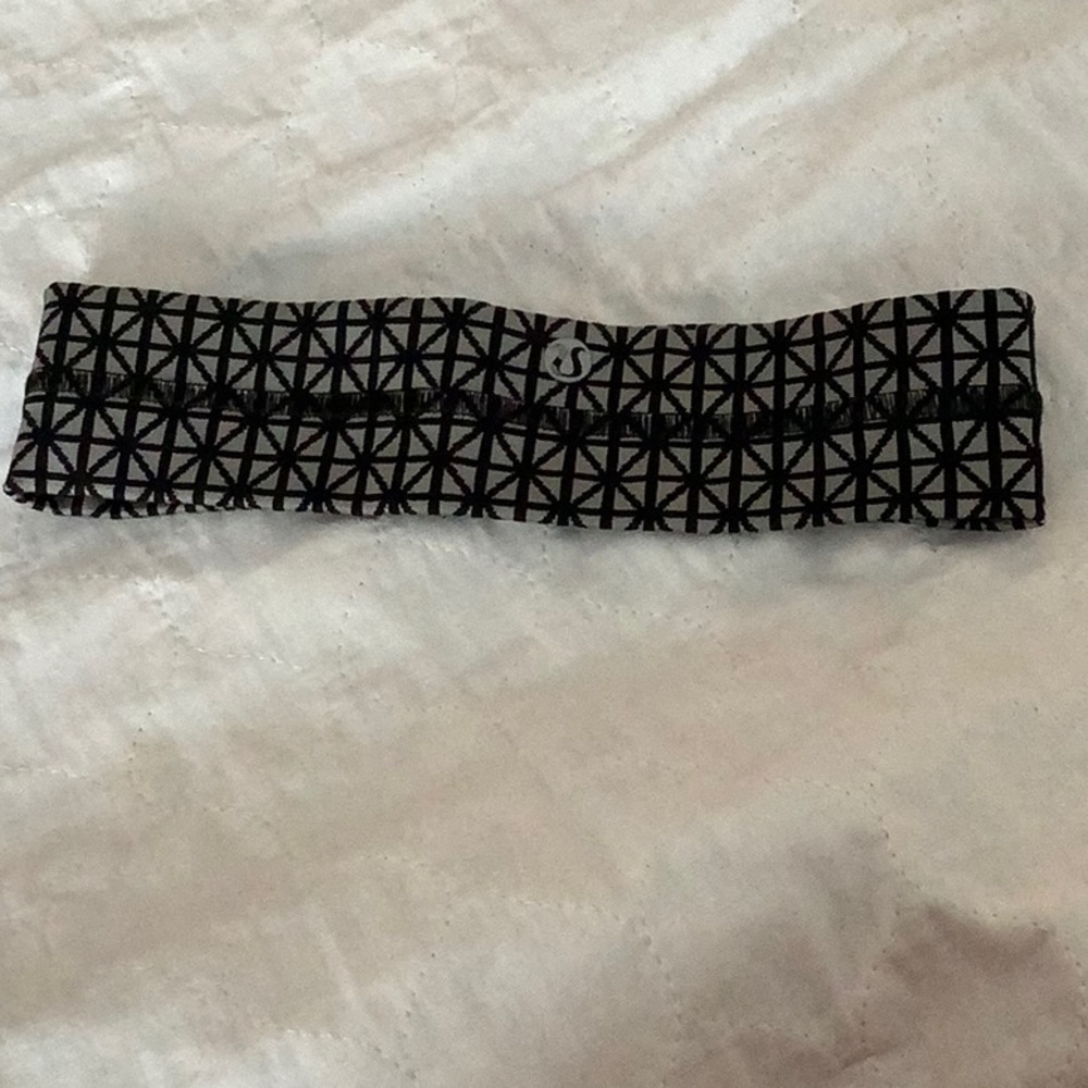 LuLulemon nonskid headband.